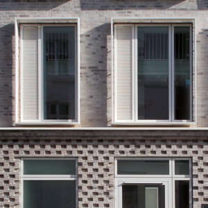 VELFAC 200 fyldinger med jalousirist ved siden af vinduer